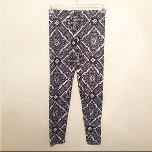 Cute Fancy Fans Black & White Patterned Leggings - Size S/M